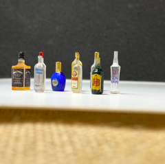 Minyatür İçki Şişeler etiketli 10lu paket 1.18 ölçek
