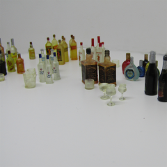 Minyatür İçki Şişeler etiketli 10lu paket 1.18 ölçek
