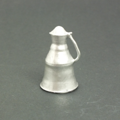 Minyatür Reçine Güğüm – Nostaljik Dollhouse Aksesuarı 3.5 cm