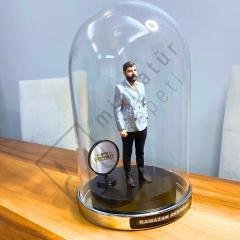 Cam Fanus İçinde Kişiye Özel Erkek Figürü – Özel Tasarım Reçine Biblo