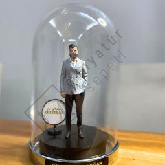 Cam Fanus İçinde Kişiye Özel Erkek Figürü – Özel Tasarım Reçine Biblo