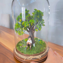 Ağacın Altında Çocuk – El Yapımı Minyatür Fanuslu Diorama
