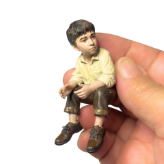 Ağacın Altında Çocuk – El Yapımı Minyatür Fanuslu Diorama