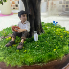 Ağacın Altında Çocuk – El Yapımı Minyatür Fanuslu Diorama