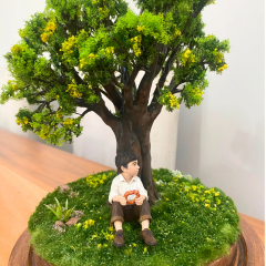 Ağacın Altında Çocuk – El Yapımı Minyatür Fanuslu Diorama
