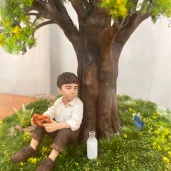 Ağacın Altında Çocuk – El Yapımı Minyatür Fanuslu Diorama