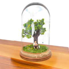 Ağacın Altında Çocuk – El Yapımı Minyatür Fanuslu Diorama