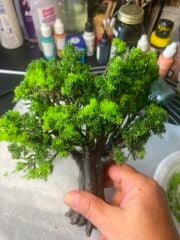 Ağacın Altında Çocuk – El Yapımı Minyatür Fanuslu Diorama